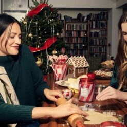 Voluspa - Crushed Candy Cane Candle -Voluspa f23 lf 5536 5426 002 1