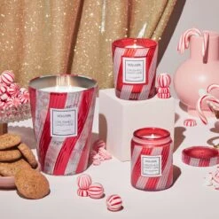 Voluspa - Crushed Candy Cane Classic Candle -Voluspa ho21 ing 5436 5416 5476 web