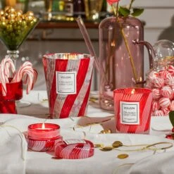 Voluspa - Crushed Candy Cane Classic Candle -Voluspa ho21 lf 5406 5436 5416 web 1